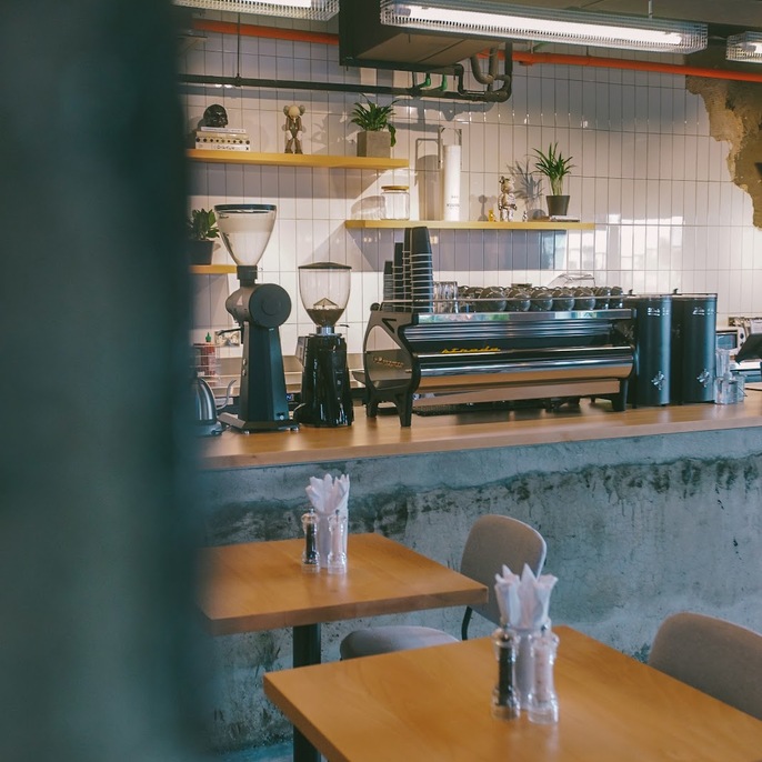 amongst few café